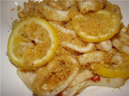 Кальмар с лимонами и хлебной крошкой