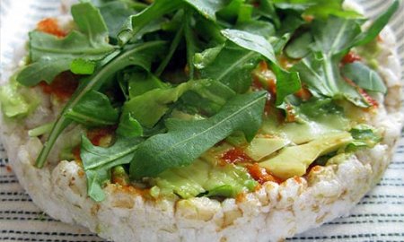 Рисовые хлебцы с рукколой и авокадо 