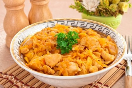 Квашеная капуста, гашенная с куриным филе