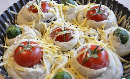 Хлеб с помидорами черри и брюссельской капустой