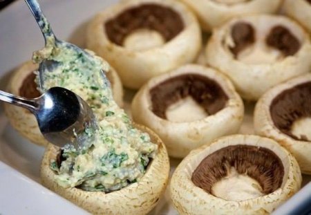 Шампиньоны с курицей и сыром  