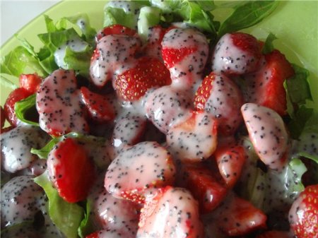 Салат с листьями салата и клубникой