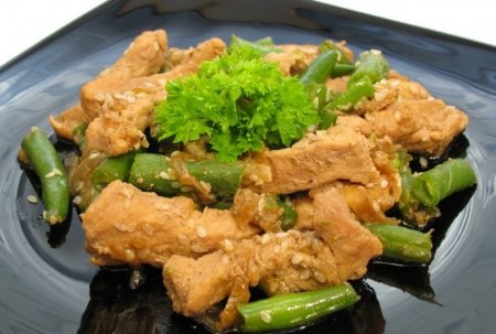 Свинина, жаренная со стручковой фасолью и кунжутом