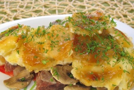 Говядина, запеченная с картофелем и грибами
