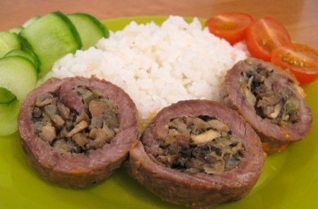 Мясные рулетики с грибной внутренностями