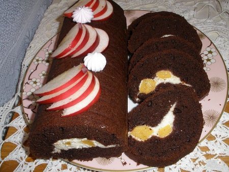 Рулет шоколадно-творожный с хурмой