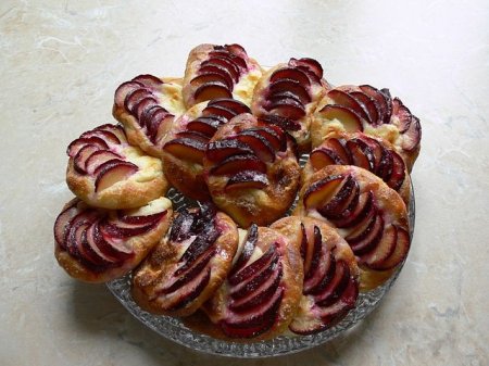 Ватрушка со сливами