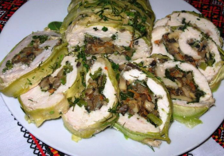 Куриный рулет с грибами в кабачке