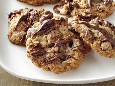 Овсяное печенье с зефиром, орешками и шоколадом