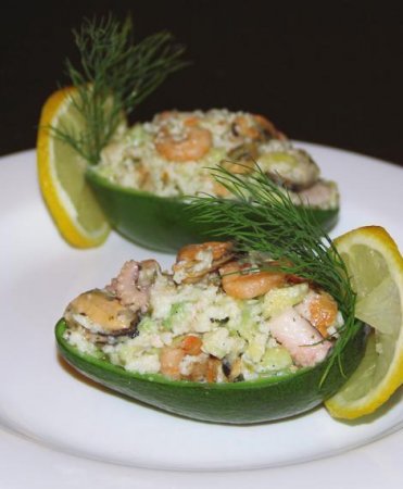 Лодочки из авокадо с морским коктейлем