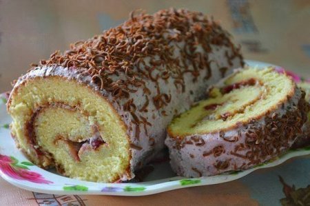 Бисквитный рулет с творожно-брусничным кремом