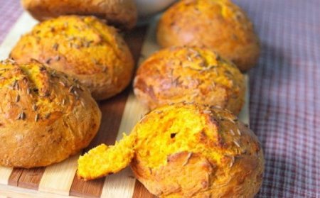 Тыквенные булочки с маскарпоне и зеленью