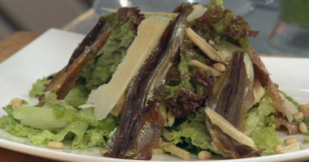 Салат с копченой мойвой и яблоком