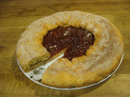 Вкуснейший пирог на сметане с яблочным вареньем