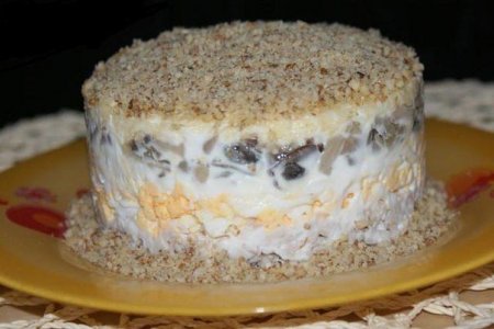 Салат с курицей и грецкими орешками