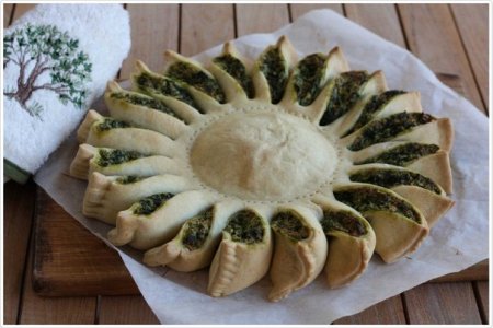 Пирог "Солнце" со шпинатом