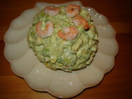 Салат с креветками и ананасом и авокадо