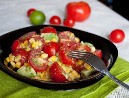 Салат из помидоров и авокадо