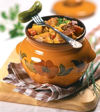 Картошка с мясом в горшочках.