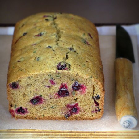 Кекс с мятой и темной смородиной