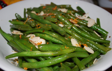 Зеленоватая фасоль с чесноком, миндалем и апельсиновой цедрой