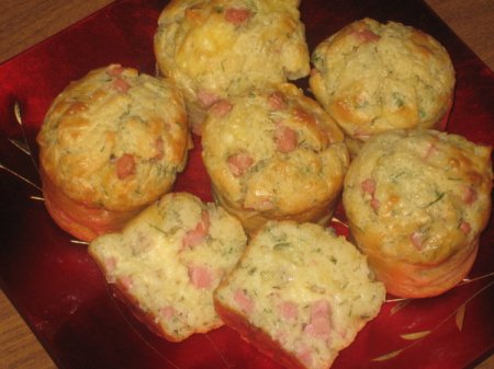 Маффины закусочные с колбасой и сыром