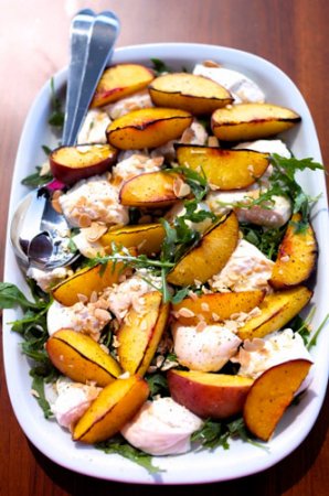 Салат с бурратой и персиками