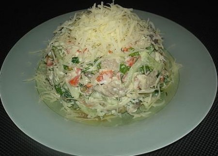 Салат низкокаллорийный из куриного филе с сыром и апельсинами