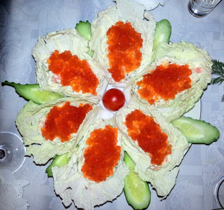 Салат с семгой и икрой Огонек