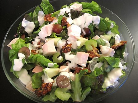 Салат с сельдереем, сыром и виноградом