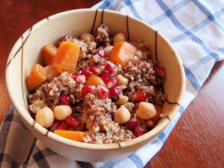 Осенний вегетарианский салат из киноа, нута и хурмы