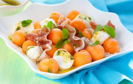 Салат с хамоном и дыней