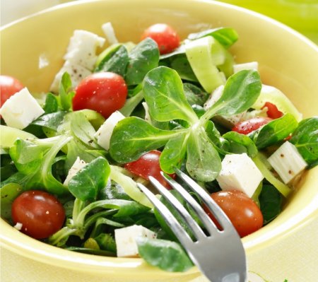 Листья салата Корн с греческой Фетой и помидорами