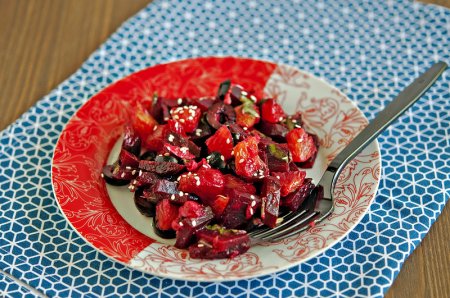 Салат из печеной свеклы с маслинами и апельсином