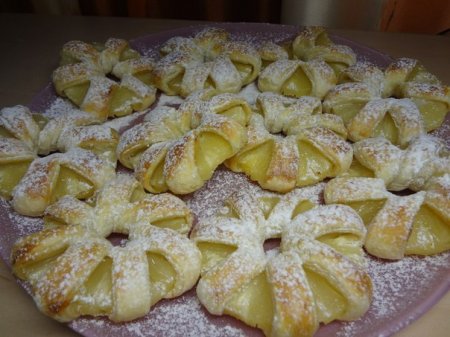 Ананасы консервированные в слоеном тесте