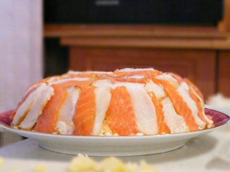 Торжественный салат из красноватой рыбы