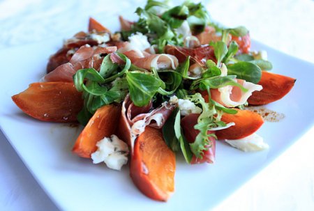 Салат с хурмой, горгонзолой и хамоном 