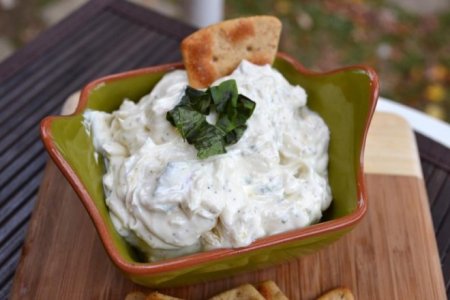 Салат с копченой рыбой, творогом и сыром Теплая зима