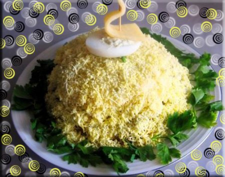 Слоеный салат с рыбой и овощами