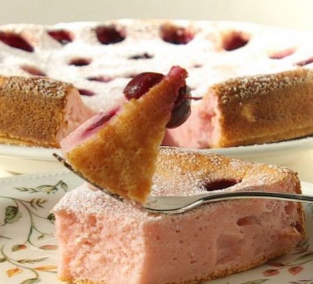 Творожная запеканка с вишней.