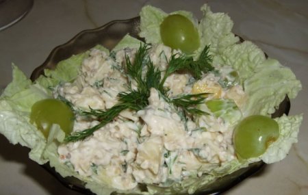 Салат уолдорфский с яблоками и сельдереем