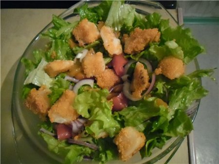 Зеленоватый салат с печеным перцем и козьим сыром