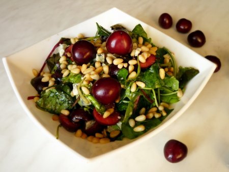 Салат с черешней и голубым сыром