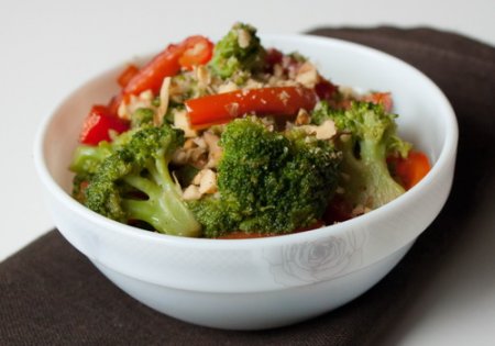 Теплый салат из перца и капусты брокколи