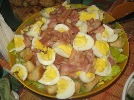 Салат с беконом и авокадо