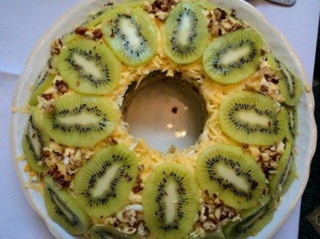 Салат Изумрудный браслет с киви, сыром и курицей