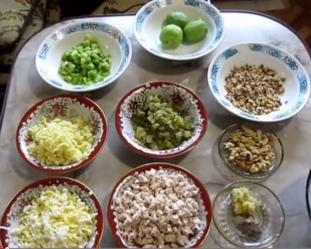 Салат Изумрудный браслет с киви, сыром и курицей