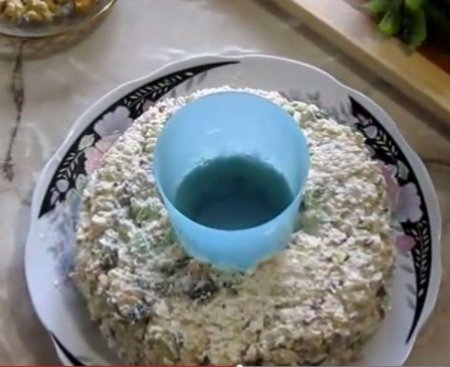 Салат Изумрудный браслет с киви, сыром и курицей