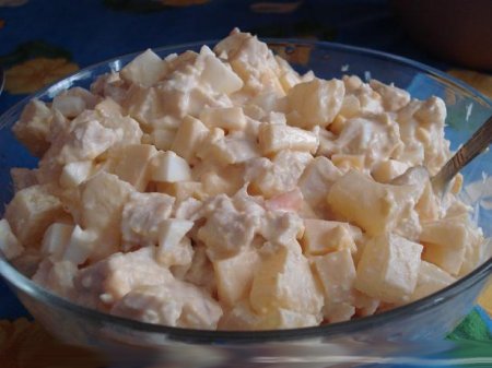 Готовим салат с консервированными ананасами