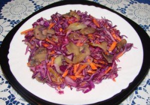 Салат с грибами и красноватой капустой